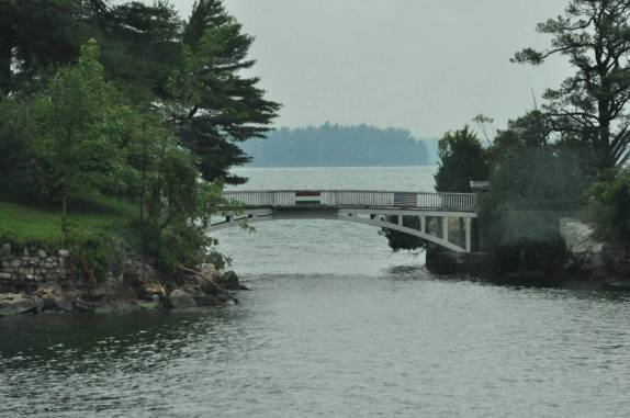 A menor ponte internacional do mundo, ligando uma ilha canadense à outra americana, na região de 1000 Islands